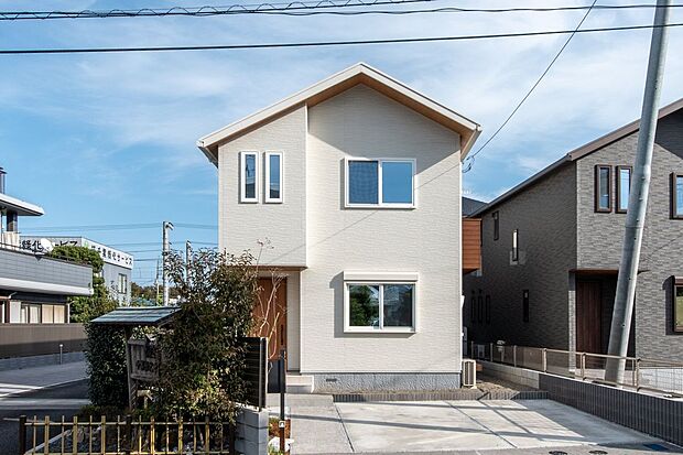 ■1号地外観1号地は、いつまでも飽きのこない、愛着を感じる家となるよう、均整の取れたシルエットと、自然な色合いのデザインを施しています。2台駐車可能です(車種による)