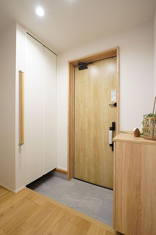 ■2号地玄関第一印象を決める玄関は暖かみのある木目調でまとめました。家族の靴をすっきりと収納できるシューズボックス付きです。