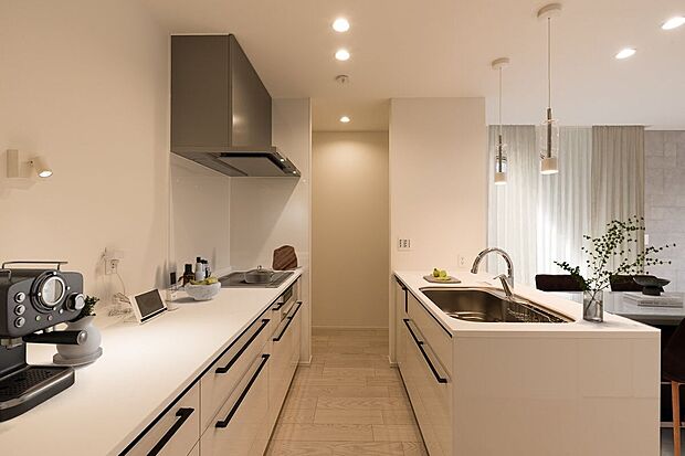 ■2号地キッチン奥にはキッチンクロークがあり、食料品やキッチン用品を効率的に収納し、キッチンスペースを整理整頓することで使いやすく保つことができます。