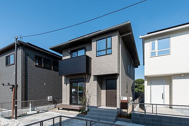 【外観】■6号地外観標準仕様で「ZEH基準をクリア」しています。断熱性能を備え、夏は涼しく、冬は暖かい快適な暮らしが叶います。太陽光発電で電気代の節約もできます。