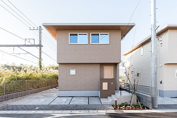 【外観】■8号地外観8号地は、ブラウンの壁をベースに落ち着いた印象の外観に仕上げました。駐車は最大2台可能です。（車種による）