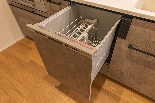 【その他設備】■2号地キッチンキッチンには食器洗浄乾燥機が完備されています。スイッチ1つで洗浄から乾燥まで完了するため、家事を大幅に時短できます。手洗いよりも節水効果も期待できます。