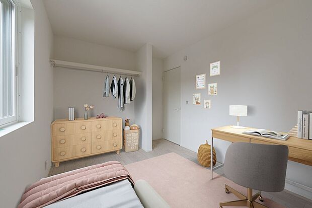 【子供部屋】■2号地洋室1約5.4帖の洋室は、お子様のお部屋に適したサイズです。家具の配置の自由度が高いお部屋です。オープンタイプのクローゼットは出し入れがスムーズで、日常使いの物の収納に便利です。