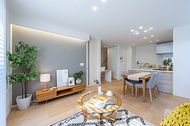 ■1号地リビング　1号地のLDKは約16.7帖。ダウンライトを採用することで、天井が高く見え、空間全体が広く感じられ、洗練された空間を演出しています。