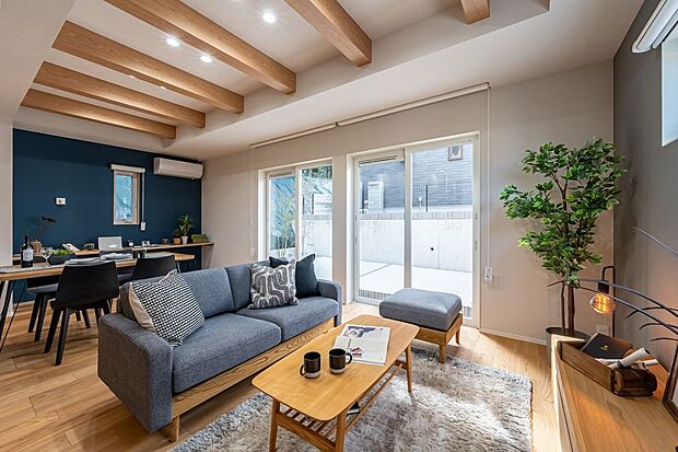 ■1号地リビング　約19.4帖のLDKは南西向きの窓を備え、たっぷりの陽光が差し込み明るく開放的な空間に。家族が集まる時間も心地よく過ごせます。