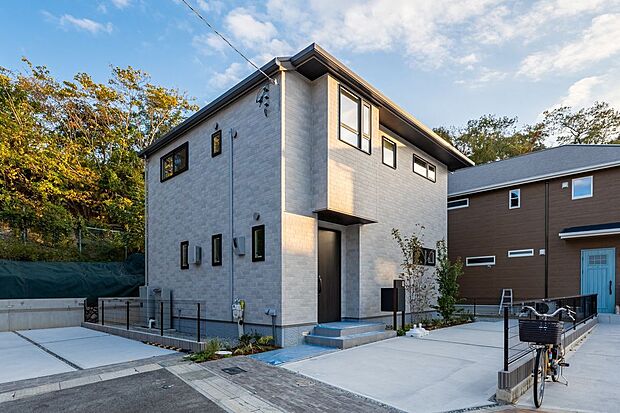 【外観】■3号地外観　グレーのレンガ調を基調とした外観。整ったフォルムが洗練された印象を与え、落ち着きと上品さを兼ね備えたモダンな住まいです。