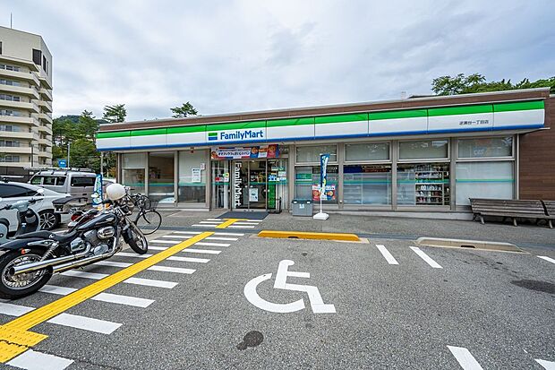 ファミリーマート逆瀬台一丁目店（約650m）