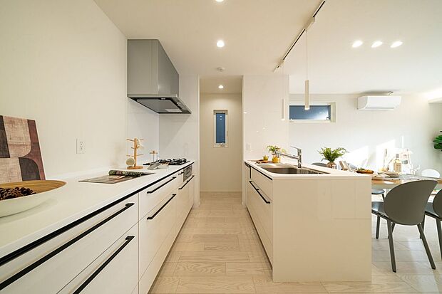 【キッチン】■14号地キッチン　インテリアに馴染む、白のキッチンを採用しました。お料理の配膳や片付けがしやすい配置で、家族みんなが自然とお手伝いできる間取りです。