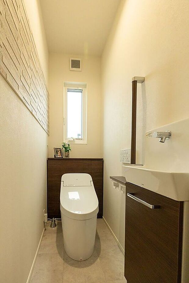 ■D号地トイレ1階白を基調とした清潔感のある空間です。また独立した手洗いも設置されており、トイレ使用後はすぐに手を洗うことができるため、衛生的にも安心です。