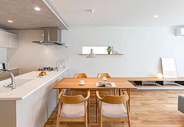 贅沢にナラの無垢フローリングを使ったリビング。お気に入りの小物をディスプレイできる飾り棚、大型リビングボードをレイアウトして、暮らしをスッキリ&楽しく演出します