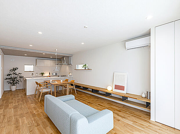 大きめソファーを置いても余裕のあるリビング空間。天井いっぱいのリビング収納は、クリーナや消耗品など日用品の定位置にぴったりです