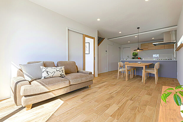 贅沢に無垢材を使ったLDKには光の入る小窓とカウンター状の飾り棚を配置。お気に入り雑貨や写真、グリーンなどを毎日眺めて楽しむことができます。