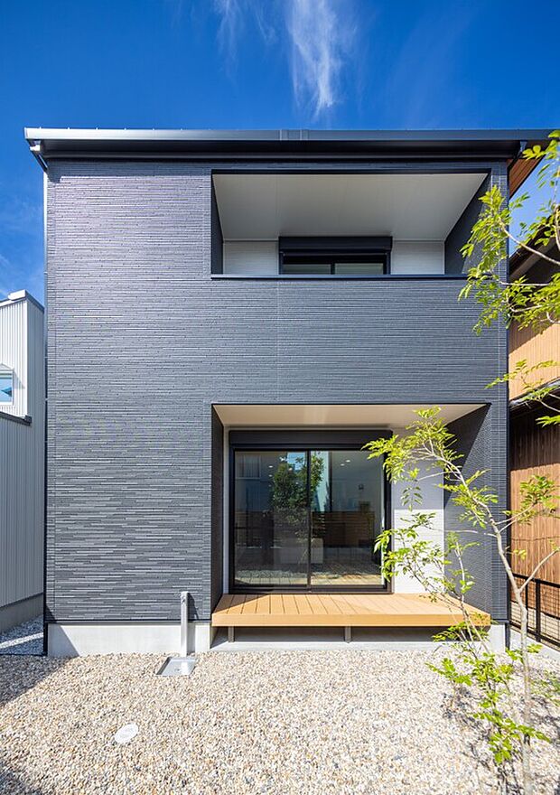 【リビング・主寝室は【南西向き】で使い勝手◎】自然光の明るさを充分に活かせる南西向きのリビング・主寝室の建物です。通りに面していないので、プライバシー確保の面で安心。子供が遊ぶ時も道路側でないから、飛び出しを気にせずに思い切り遊んでもらえます