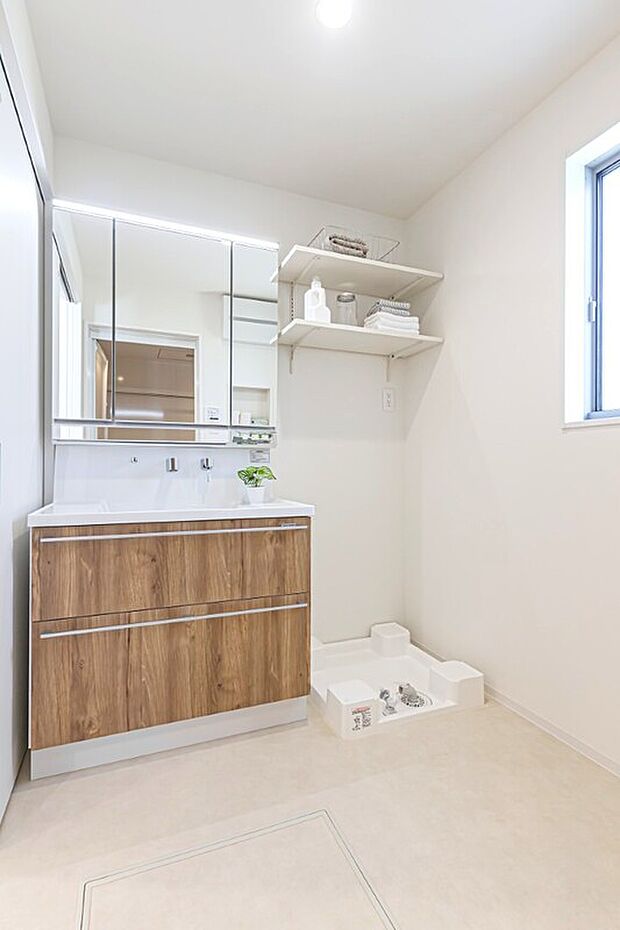 【■洗面台・洗濯コーナー】効率的な水回りレイアウト。洗濯機上のデッドスペースには小物を収納できる可動ラックを設置。ムダのないシンプルさでランドリースペースを機能的にします