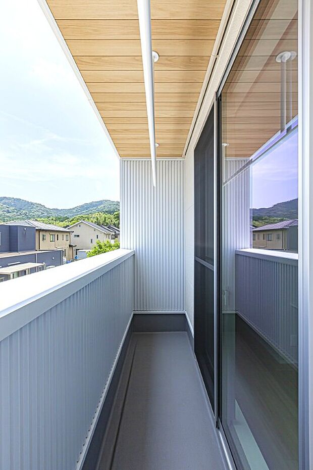 【■ちょっとくらいの雨ならへっちゃら！インナーバルコニー】物干に活躍するインナーバルコニー。物干バーは特別製作品、ホワイト塗装で内外どちらから見てもノイズレス。軒天の木目デザインがふと目に入る景色を優しく彩ってくれます