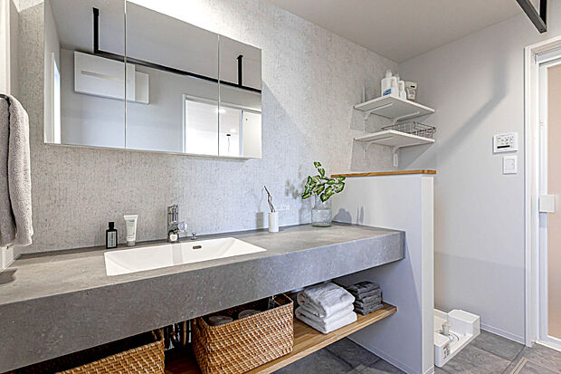 【■ワイドな洗面台カウンター】ワイドサイズのカウンターが特徴。注文住宅でも使われるアイカのメラミンカウンターを採用しました。ミラーBOXはミラタップ製。下部の木製棚を使って身だしなみ用品もすっきり収納