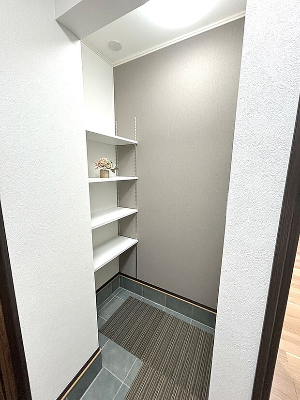 【シューズクローク】人気のシューズクローク。標準のシューズボックスと合わせて家族の靴がスッキリ収まります。ベビーカー置場にも便利です。