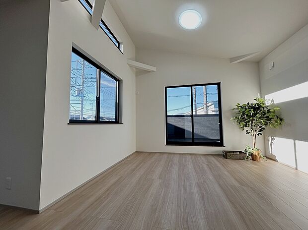 【2号棟リビング】2階リビングにより勾配天井を利用して最高で3.7mの天井高。上部に窓を配置することで開放感があり陽当たり良好です。