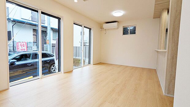 【施工例：リビング】窓がたくさんあって明るいLDK！