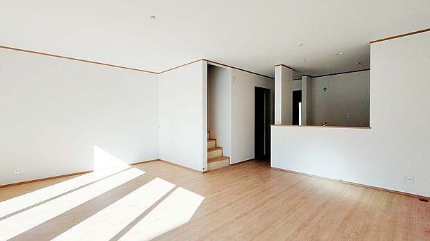 【リビング】カースペース付き居室4部屋のゆとりある間取りプランの新築分譲住宅!LDKにも大きな窓があり陽当たり、通風良好!