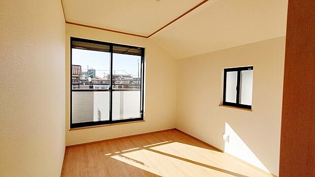 【ベッドルーム】バルコニーに面した明るい洋室もございます!