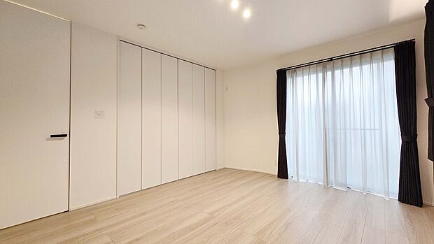 【ベッドルーム】大きな窓があって開放感抜群の洋室！