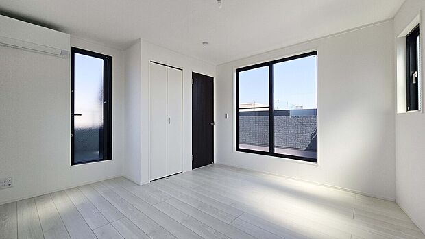 【ベッドルーム】バルコニーに面した明るいベッドルーム！