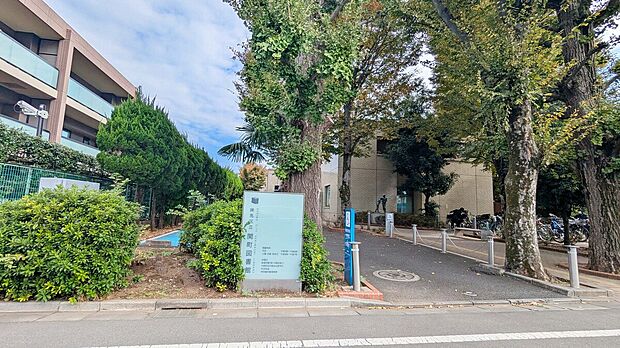 練馬区立関町図書館（約550m）
