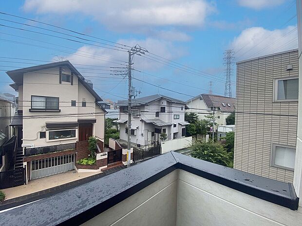 【バルコニー】南向きのバルコニーは陽当たり良好！