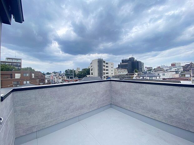 【ルーフバルコニー】広々ルーフバルコニー付き！