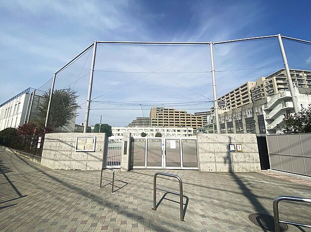 世田谷区立塚戸小学校(約950m)