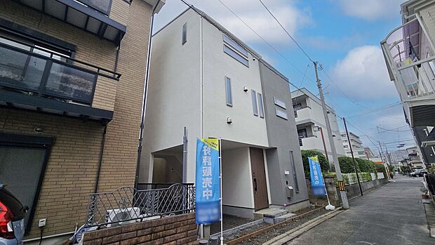 【外観写真（2026年9月撮影）】カースペース付き居室3部屋の間取りプラン！
