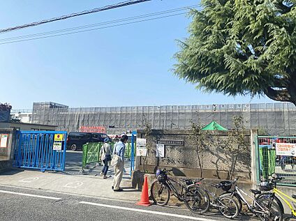 世田谷区立喜多見小学校 910ｍ