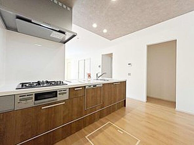 ２号棟
対面式キッチンからダイニングへお食事の受け渡しがスムーズにでき効率的です。お料理中もリビングが見渡せ安心♪会話がはずむ姿が想像できますね♪