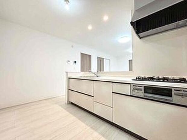 家族とコミュニケーションしながら調理ができる対面式キッチンを採用。小さなお子さまを見守りながら、家事を行うことができます。