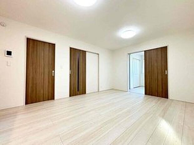 直線タイプのリビングで、キッチンからリビング全体を見渡すことができます！お料理をしながらでもお子様の様子を見守ることができるリビングです。