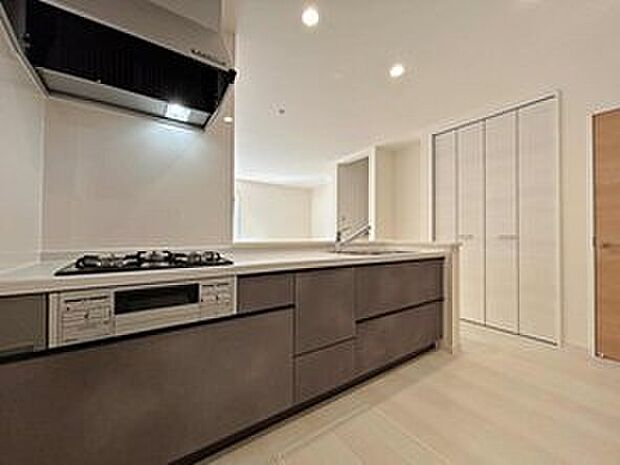 ３号棟
対面式キッチンからダイニングへお食事の受け渡しがスムーズにでき効率的です。お料理中もリビングが見渡せ安心♪会話がはずむ姿が想像できますね♪