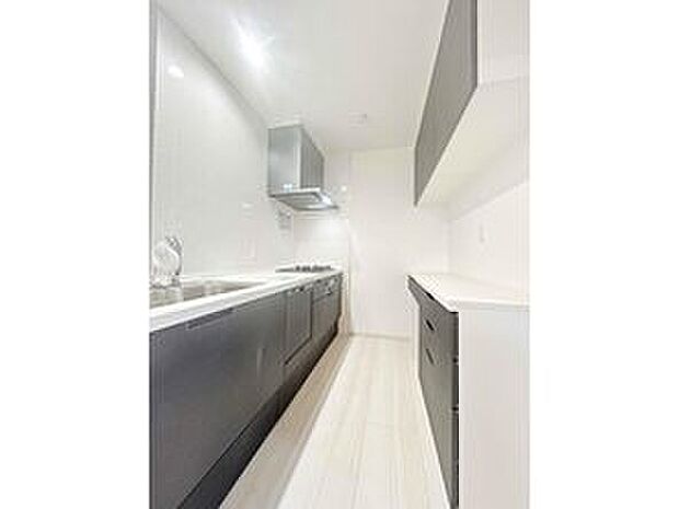 収納力豊富なシステムキッチン。毎日の洗い物がラクになる便利な食洗機付きです♪時間を短縮して、家事の時間も確保できます。