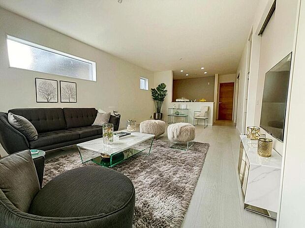 １号棟
採光良好な明るい約１８帖リビング。
対面式キッチンは、家事をしながら家族の様子が一目でわかる安心＆便利設備♪　　