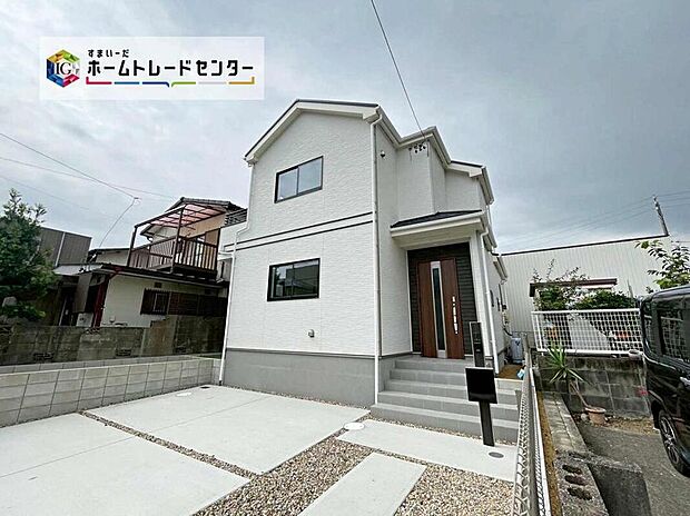 全１邸☆　
駐車並列３台可能です♪
完成しておりますので、室内ご内覧いただけます♪ご不明点等、スタッフがしっかりと説明させていただきます！お気軽にお問い合わせください♪