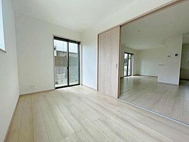 LDKと隣接した洋室。
洋室は、リビングから目が届く場所なので、お子様の遊び部屋・お昼寝スペースとして使うのもオススメです♪