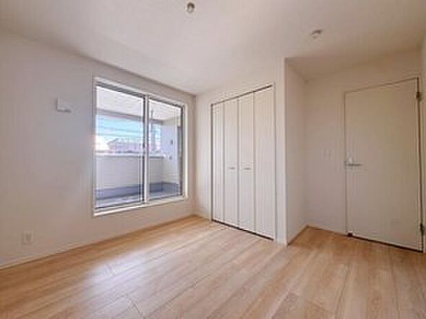 ３号棟
家族一人ひとりの大切なプライベート空間。趣味に合わせて使って頂けるようシンプルに仕上げてあります。暮らし心地を大きく左右する収納を、適材適所に配置し使い勝手を考慮しました。