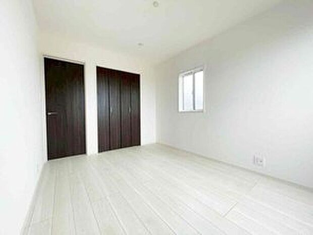 2号棟
通風・採光にも優れ、心地よい光と風があふれています。 豊かな居住性とプライドを満たすクオリティが見事に調和した住空間。新築戸建でなければ体感できないひとときをご体感頂ける筈です。