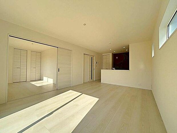 ３号棟
大切なご家族が集まるからこそＬＤＫはこだわりたい！休日はおひさまの光をたっぷりと取りこめるリビングでゆったりと過ごしませんか？子供たちが元気に笑いながら走り回っても十分な広さの空間です。