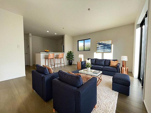 直線タイプのリビングで、キッチンからリビング全体を見渡すことができます！お料理をしながらでもお子様の様子を見守ることができるリビングです。