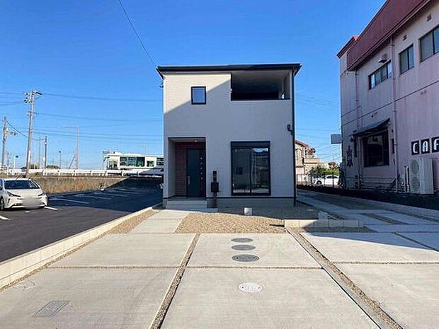 １号棟
一戸建てのメリットは、「自分の土地」を自由に使えること。好きなペットが飼えるほか、ガーデニングやＤＩＹ、車やバイクの手入れなど様々な趣味を楽しめます♪