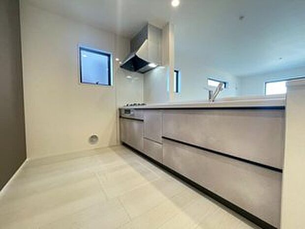 対面式キッチンからダイニングへお食事の受け渡しがスムーズにでき効率的です。お料理中もリビングが見渡せ安心♪会話がはずむ姿が想像できますね♪