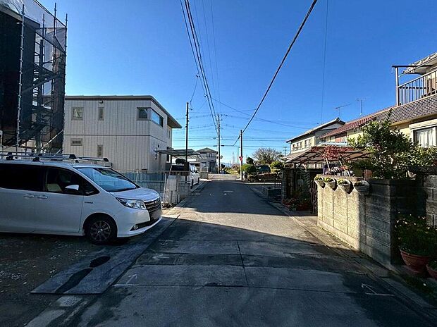 前面道路は交通量の少ない道路です。ゆとりがあり、駐車時もゆっくりと落ち着いて行える立地環境になっています♪　　　　　　　