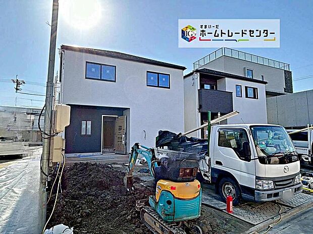 全４邸☆左２号棟・右１号棟
各棟並列３台駐車可能♪
完成に向けて現在建築工事中です☆土日・平日を問わず毎日モデルハウスにて物件説明会を開催中☆お気軽にお問い合わせ下さい☆
