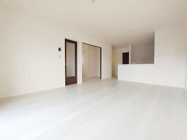 １号棟
大切なご家族が集まるからこそＬＤＫはこだわりたい！休日はおひさまの光をたっぷりと取りこめるリビングでゆったりと過ごしませんか？子供たちが元気に笑いながら走り回っても十分な広さの空間です。
